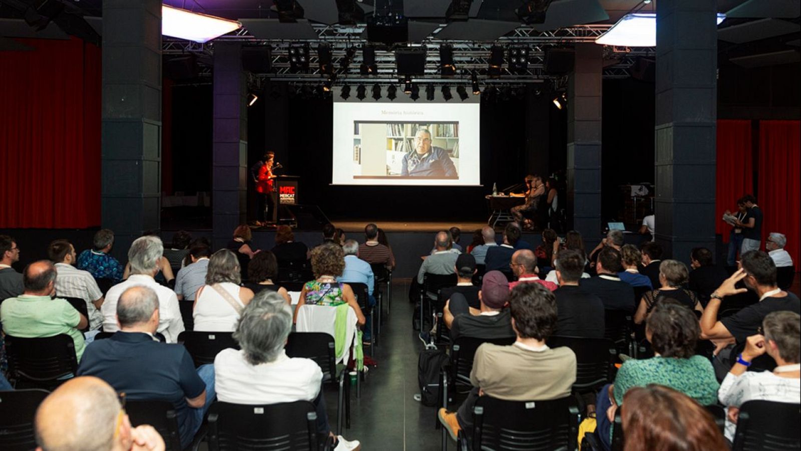 Presentació a una sala amb públic al MAC