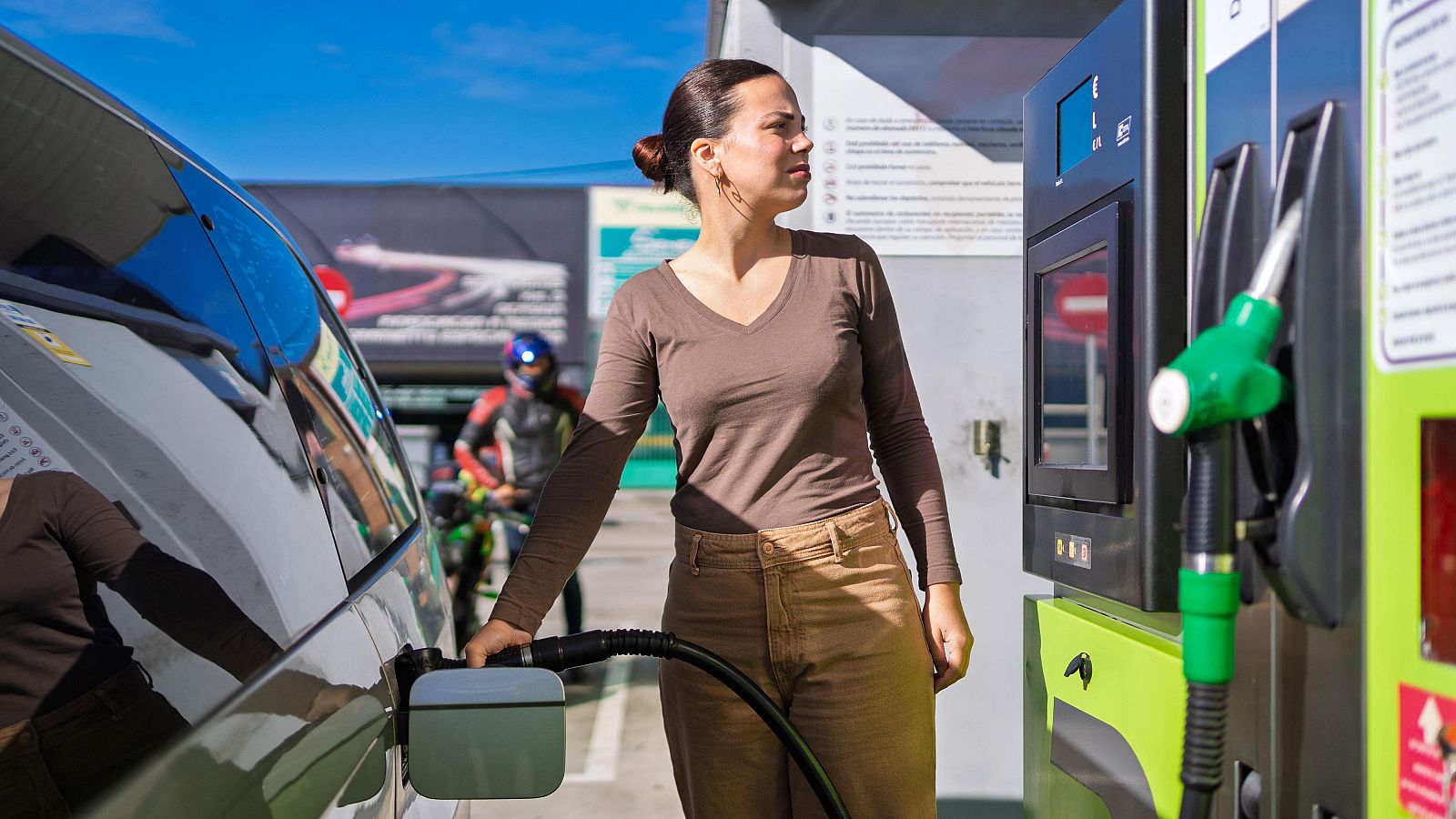 Los carburantes prosiguen su tendencia a la baja y se abaratan hasta casi un 6% en lo que va de año