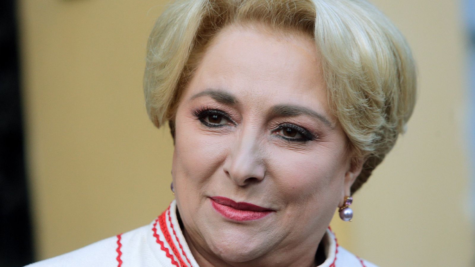 La eurodiputada socialdemócrata, Viorica Dancila, a su salida de la sede del Partido Social Demócrata (PSD), en Bucarest