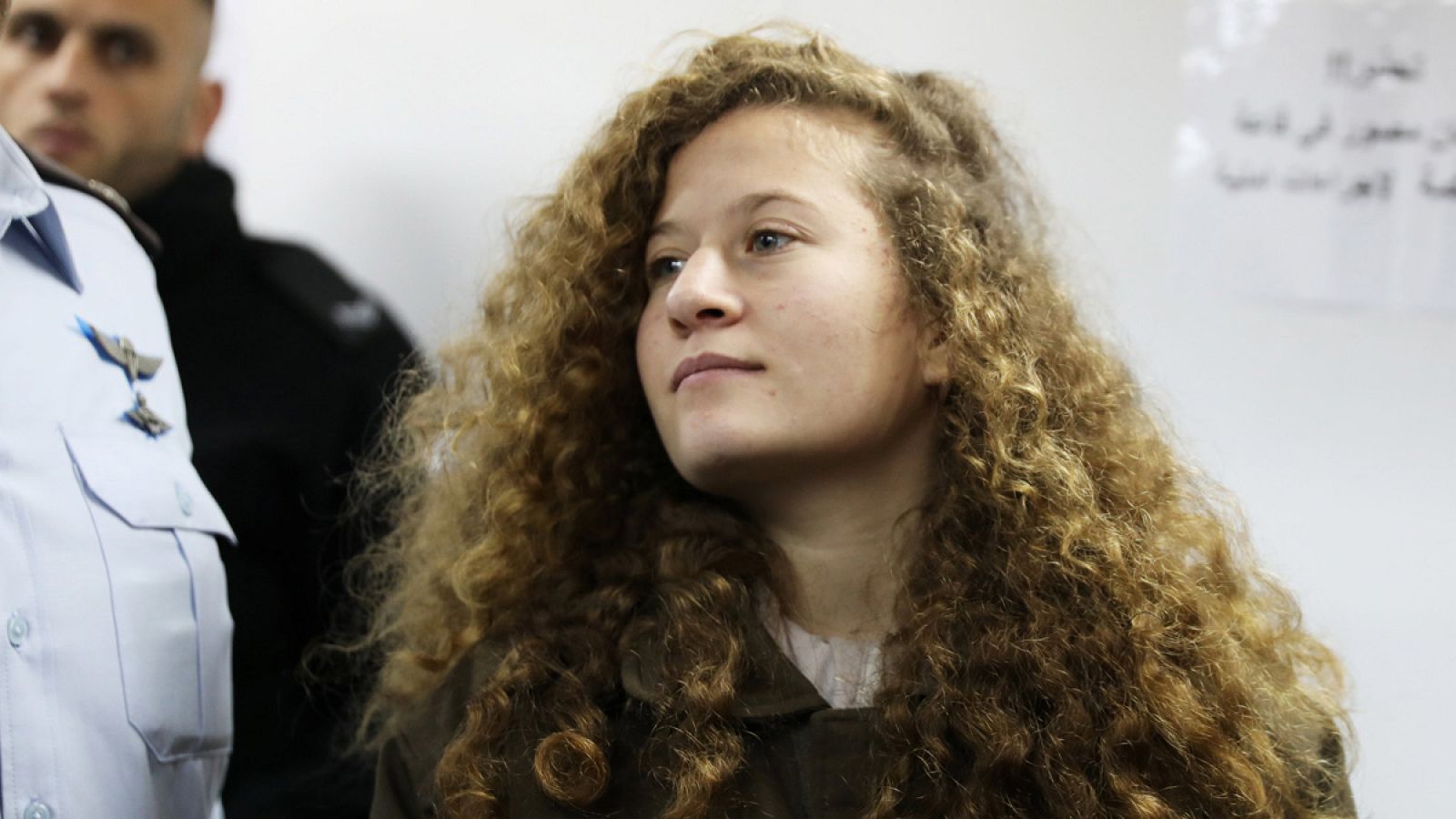 Ahed Tamimi entra en un tribunal militar en la Prisión de Ofer, cerca de Ramallah