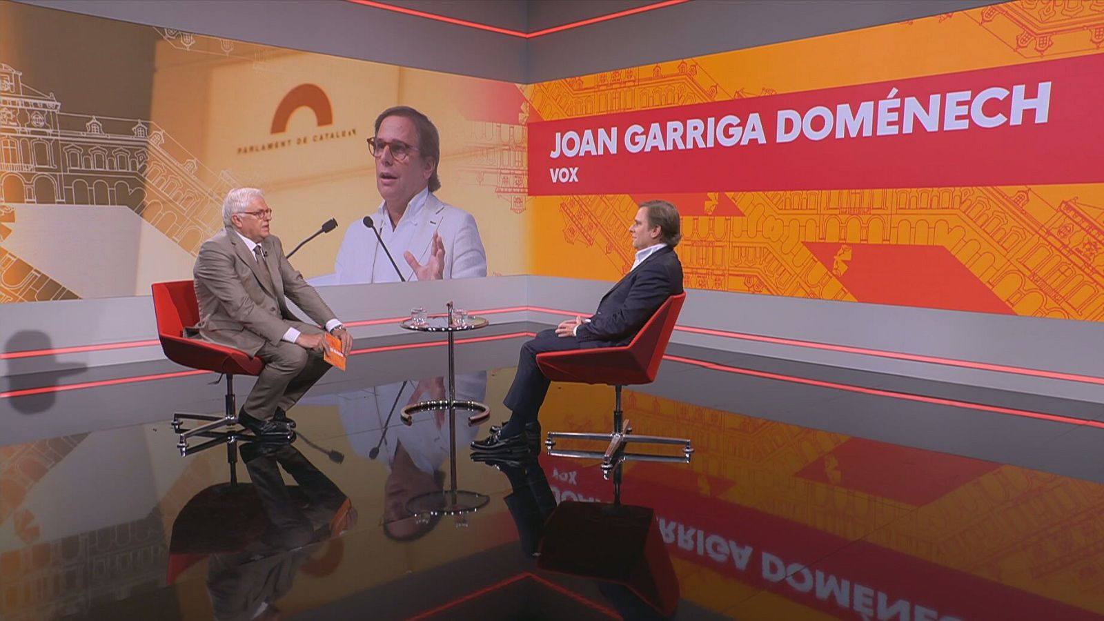 Joan Garriga de VOX, al plató del programa 'Aquí parlem' amb el presentador Lluís Falgàs