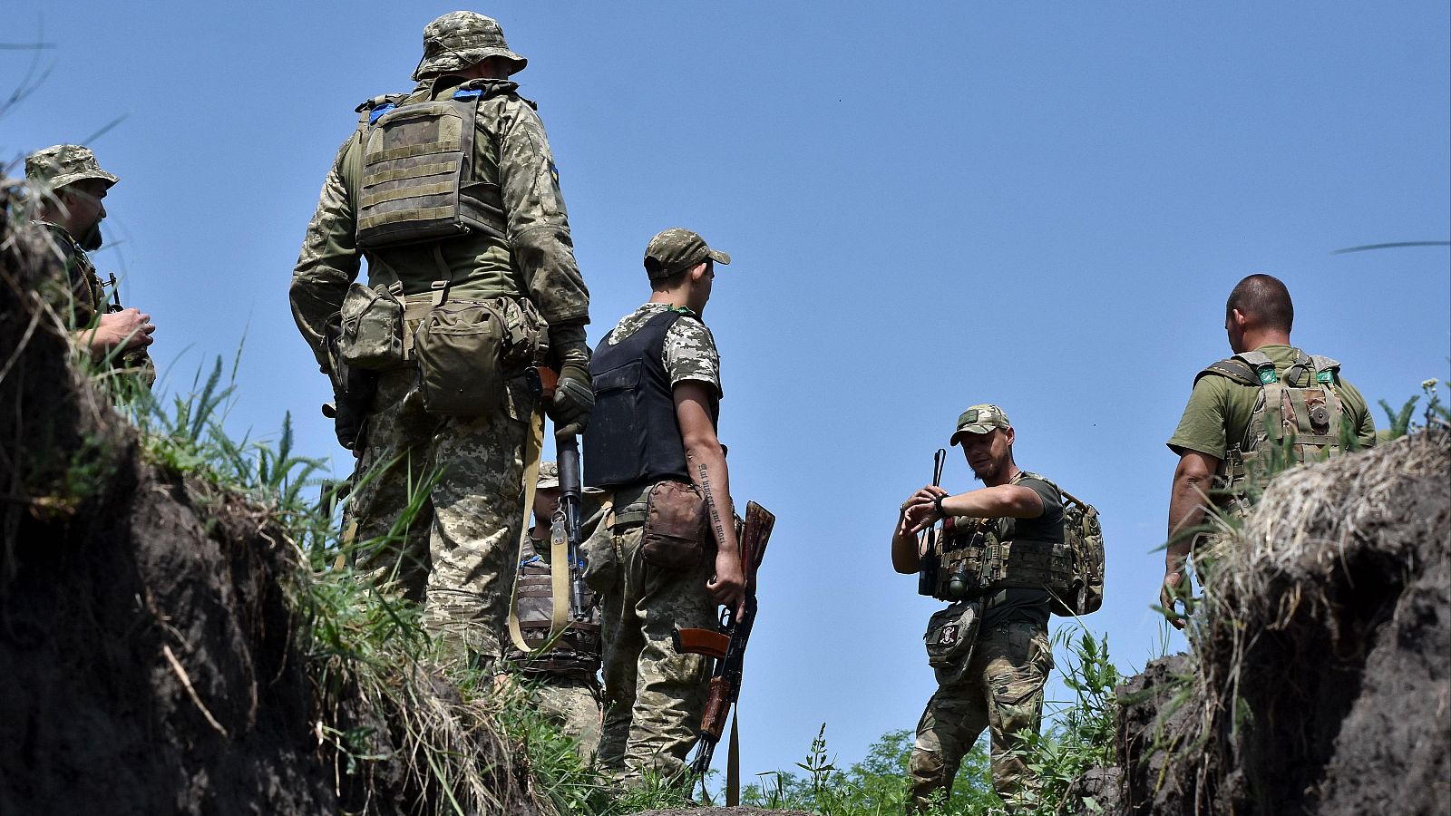 Soldados ucranianos realizan un entrenamiento militar en un campo de tiro