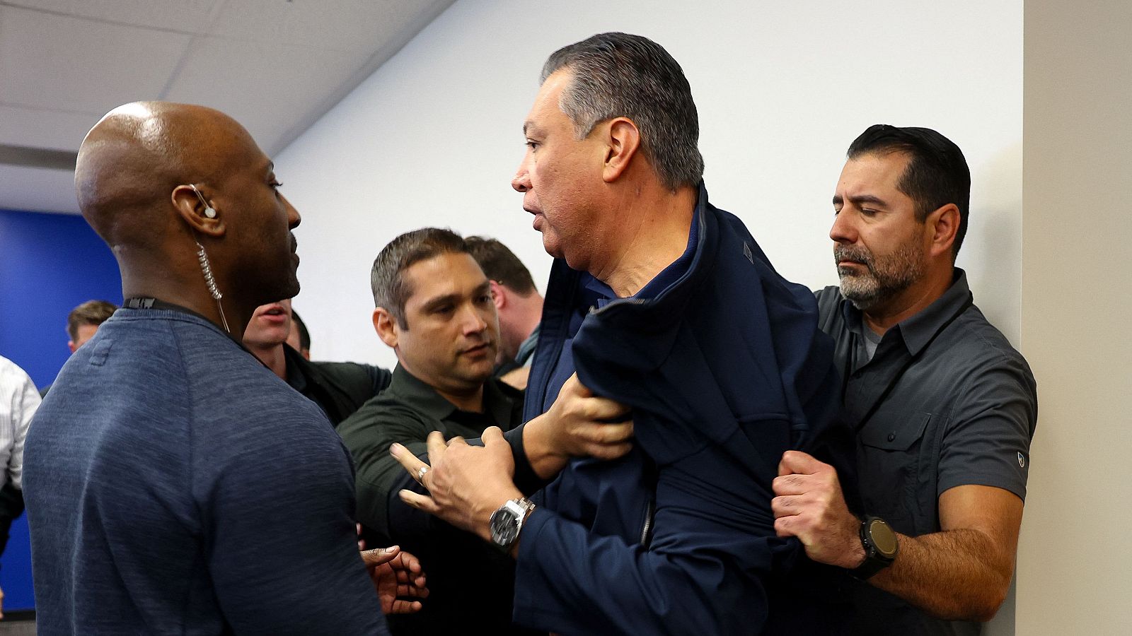 La policía expulsa por la fuerza a un senador demócrata de la comparecencia de la secretaria de Seguridad en Los Ángeles