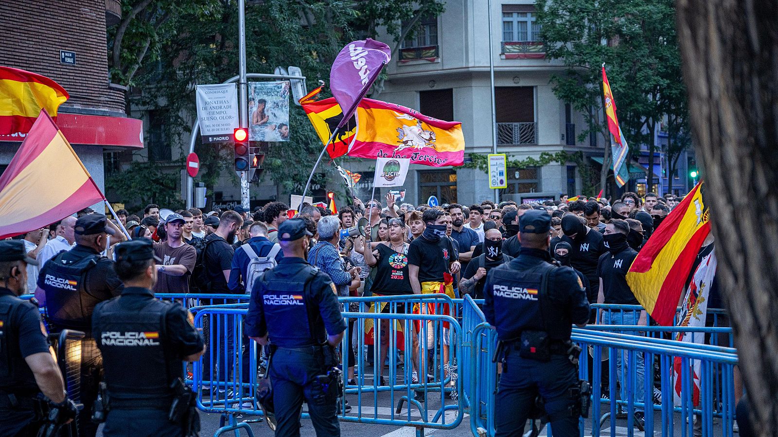 Cientos de personas durante una concentración en la sede del PSOE en Ferraz