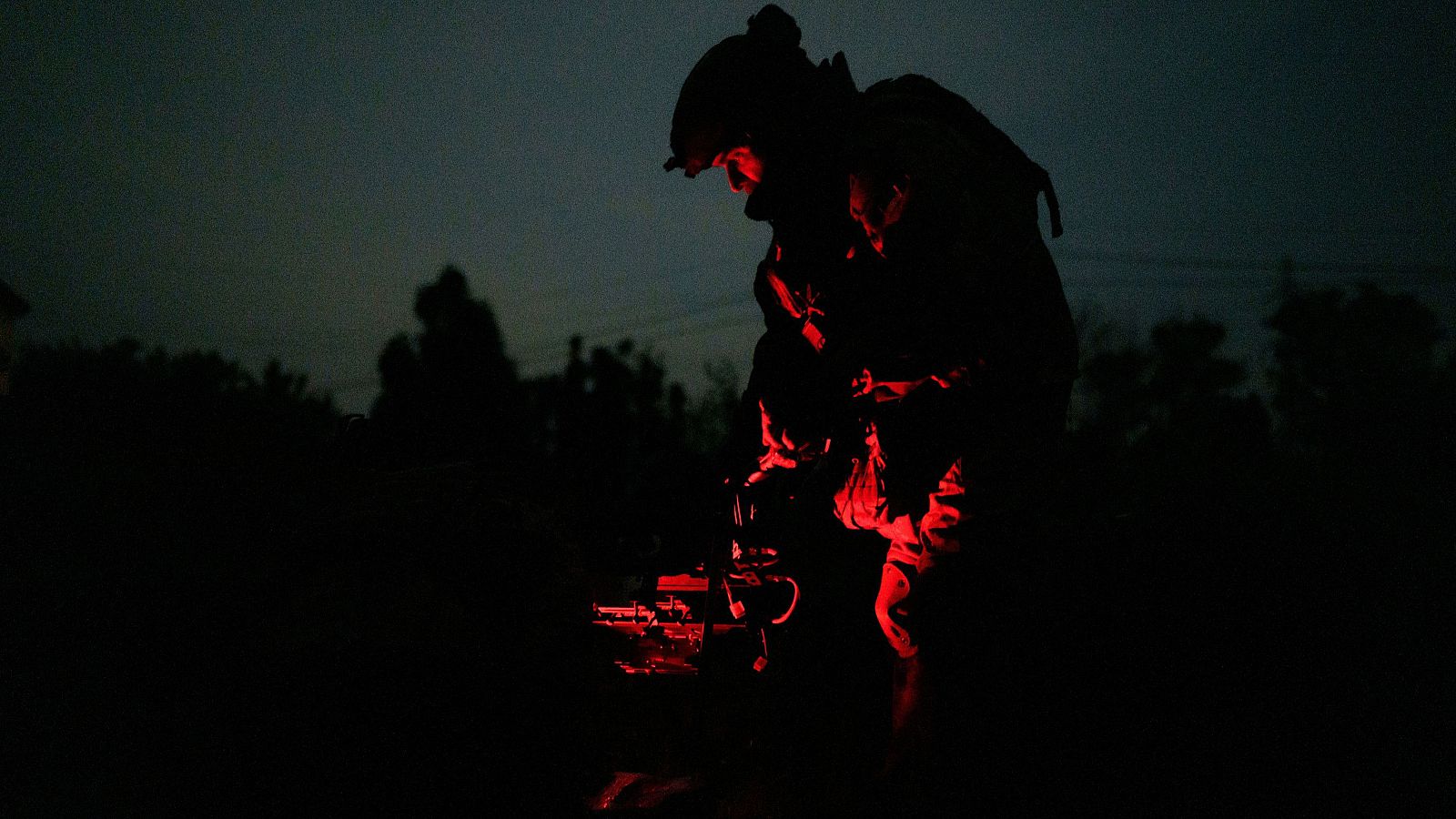 Un soldado ucraniano de la unidad de drones de la 24.ª Brigada Mecanizada Separada prepara un dron de combate pesado