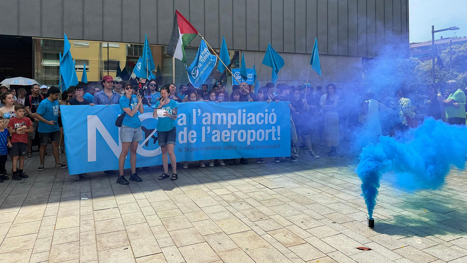 Primera mobilització contra l'ampliació de l'aeroport del Prat pactada entre el Govern i AENA