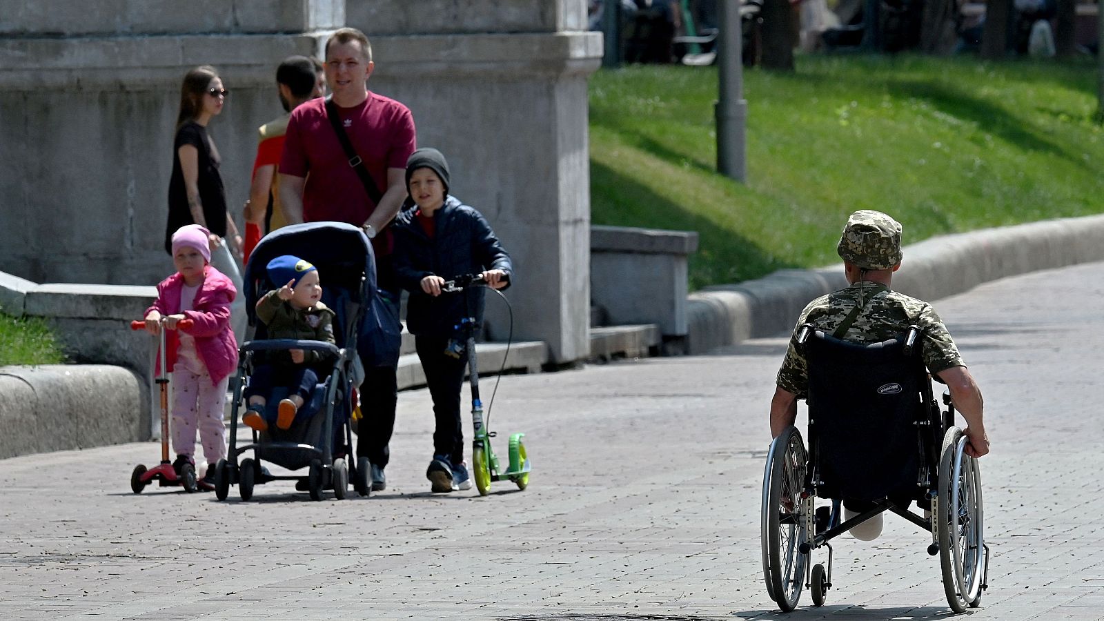Un veterano de guerra en silla de ruedas en Kiev