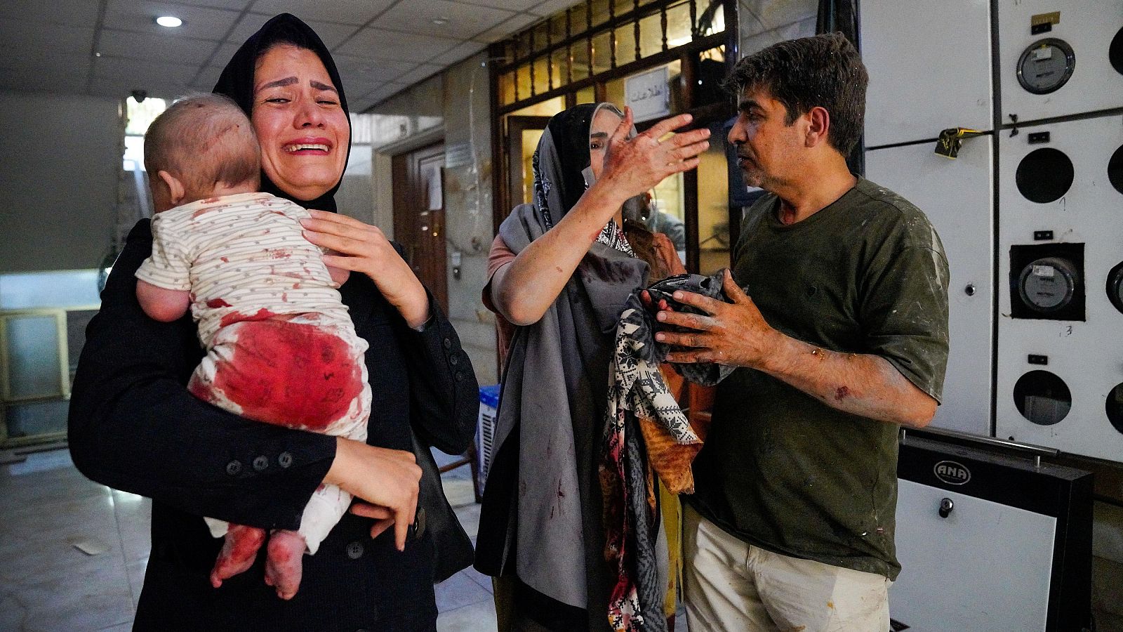 La reacción de civiles tras un ataque aéreo israelí en el centro de Teherán, Irán.
