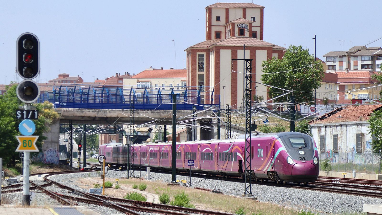 La 'España vaciada' se planta ante la supresión de paradas de tren "vitales" para su futuro: "Nos están ahogando"
