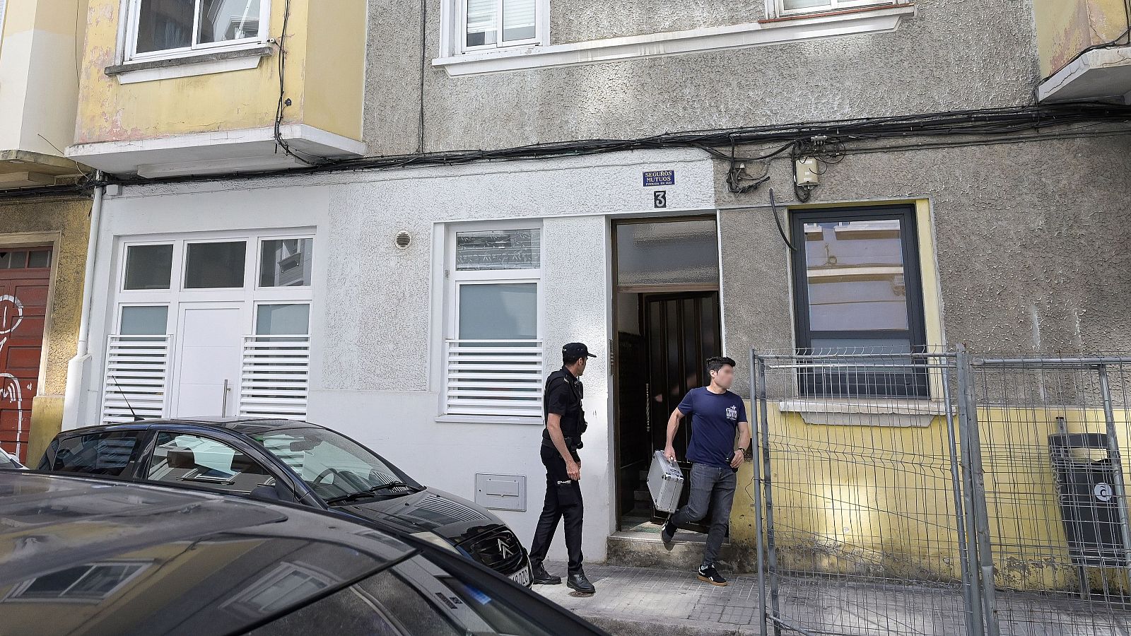 Dos agentes de la Policía Nacional en el lugar del crimen, en A Coruña, el domingo