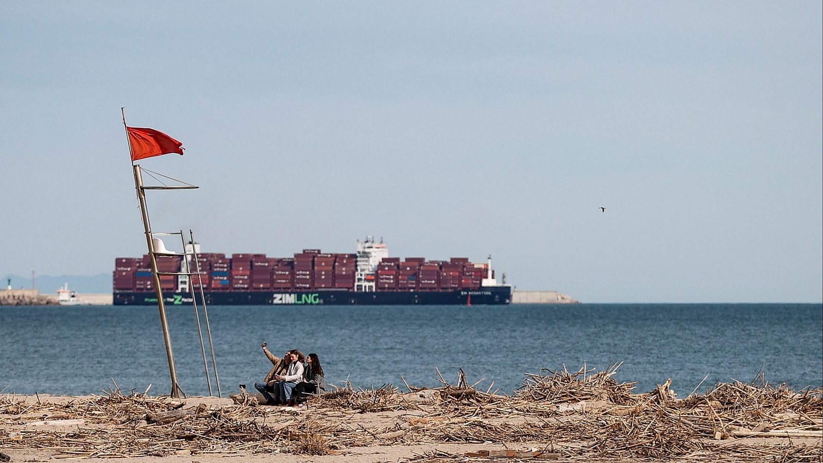 Ecologistas en Acción coloca banderas negras en las playas de la dana