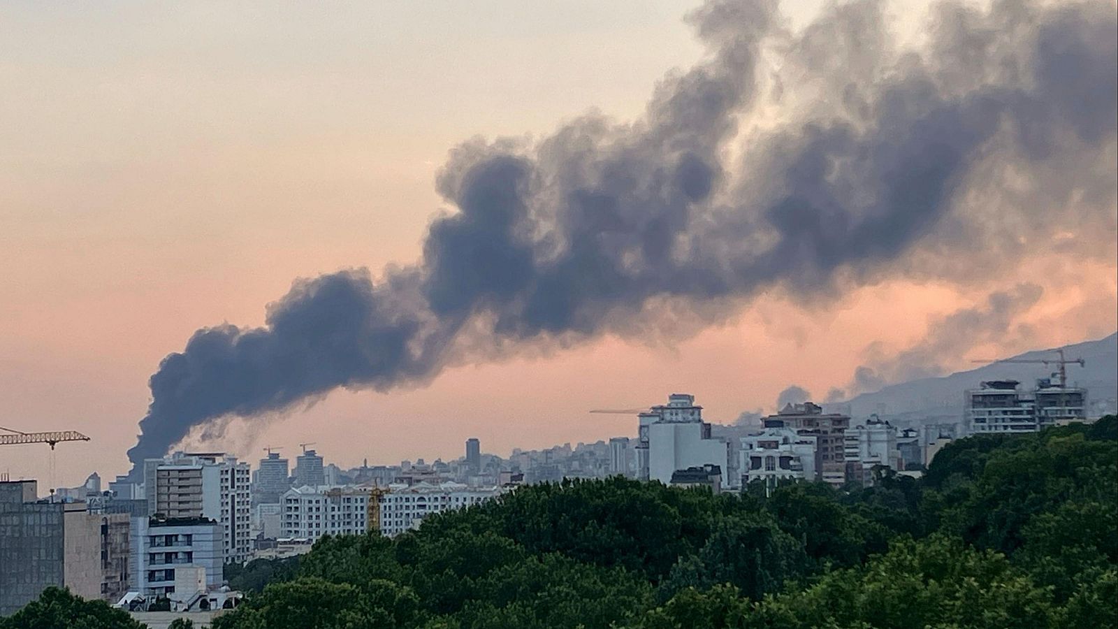 El humo se eleva en el edificio de la televisión estatal de Irán después de un ataque israelí