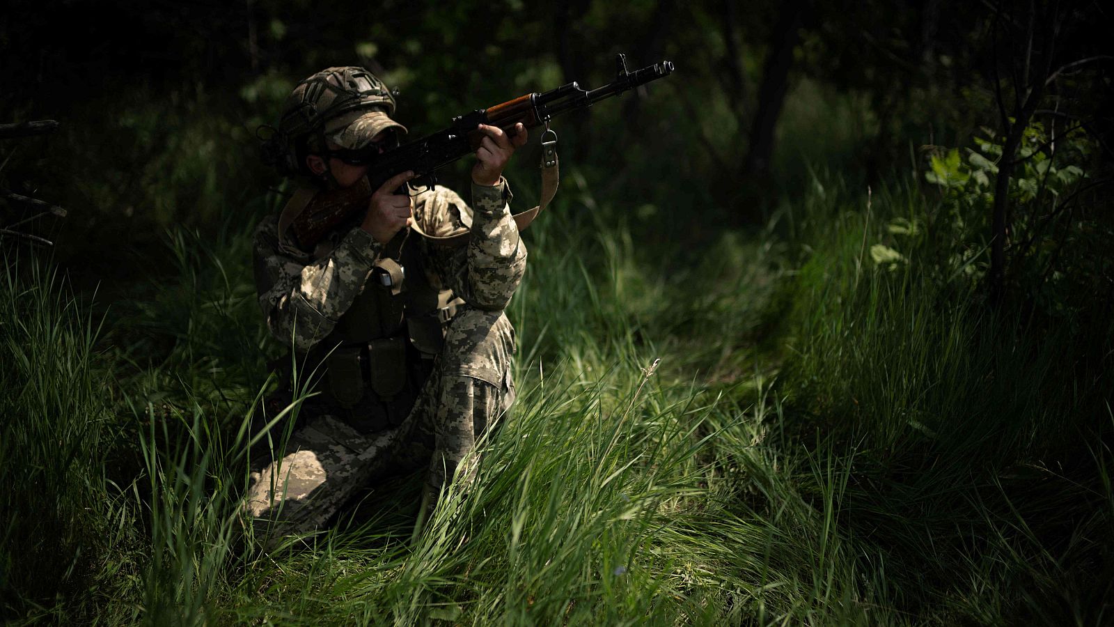 Un soldado ucraniano de la 33.ª Brigada Mecanizada Separada se entrena para mantener una posición durante un ejercicio de extracción