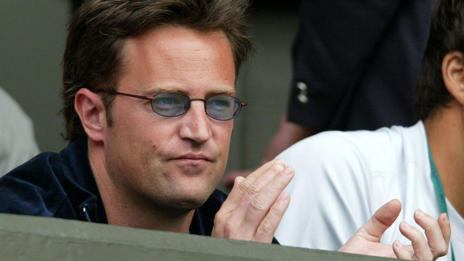 Fotografía de archivo del 1 de julio de 2003 del actor estadounidense Matthew Perry en un partido de Tenis en Wimbledon