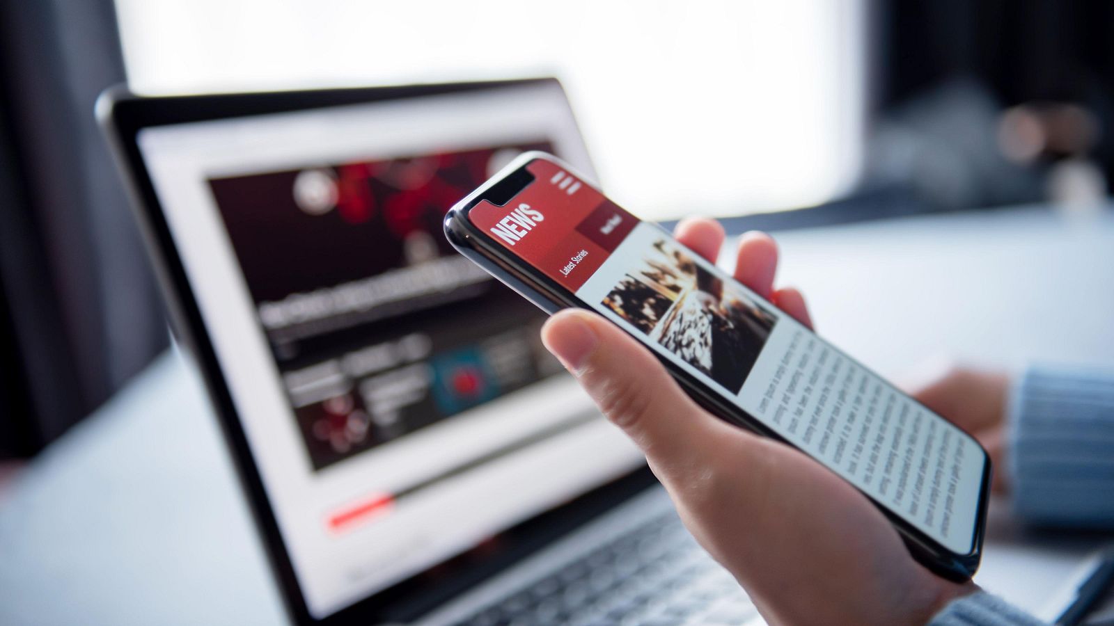 Una persona lee noticias en un móvil en una imagen de archivo