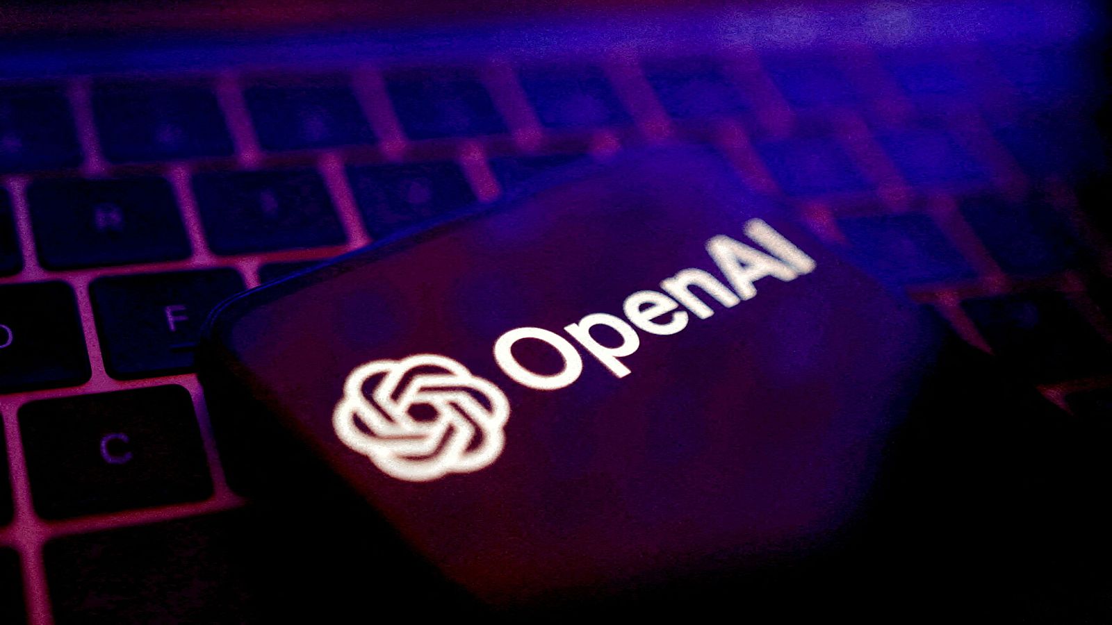 El logotipo de OpenAI en la pantalla de un móvil