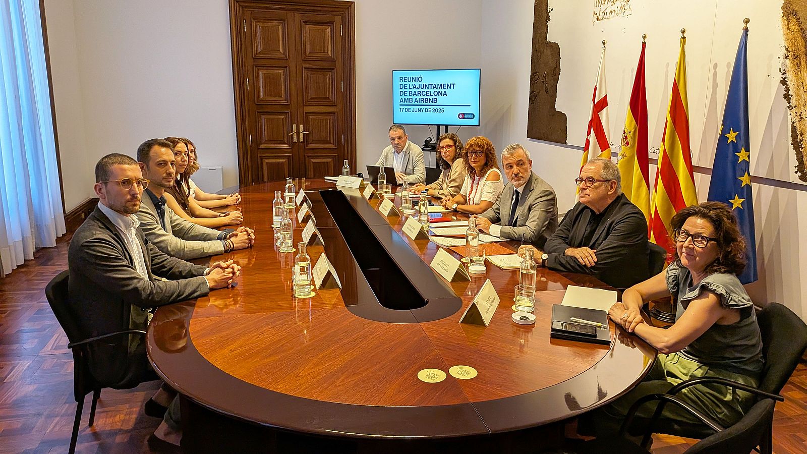 Reunió de l'alcalde de Barcelona, Jaume Collboni, amb representants d'Airbnb
