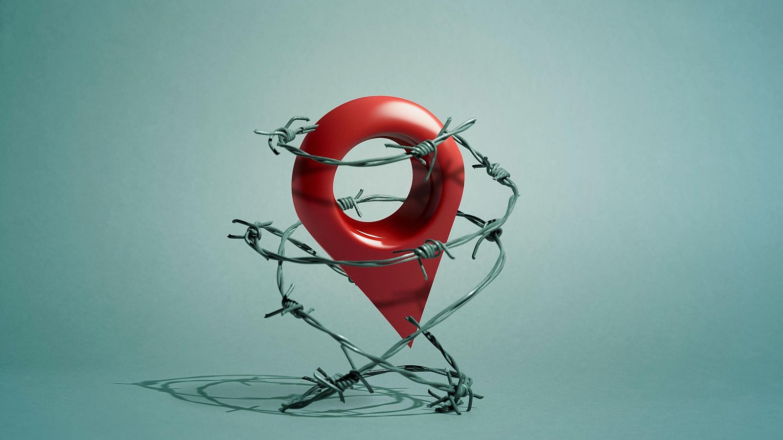 Icono de ubicación rojo rodeado de alambre de púas sobre fondo verde azulado. Simboliza el acceso restringido a la información.
