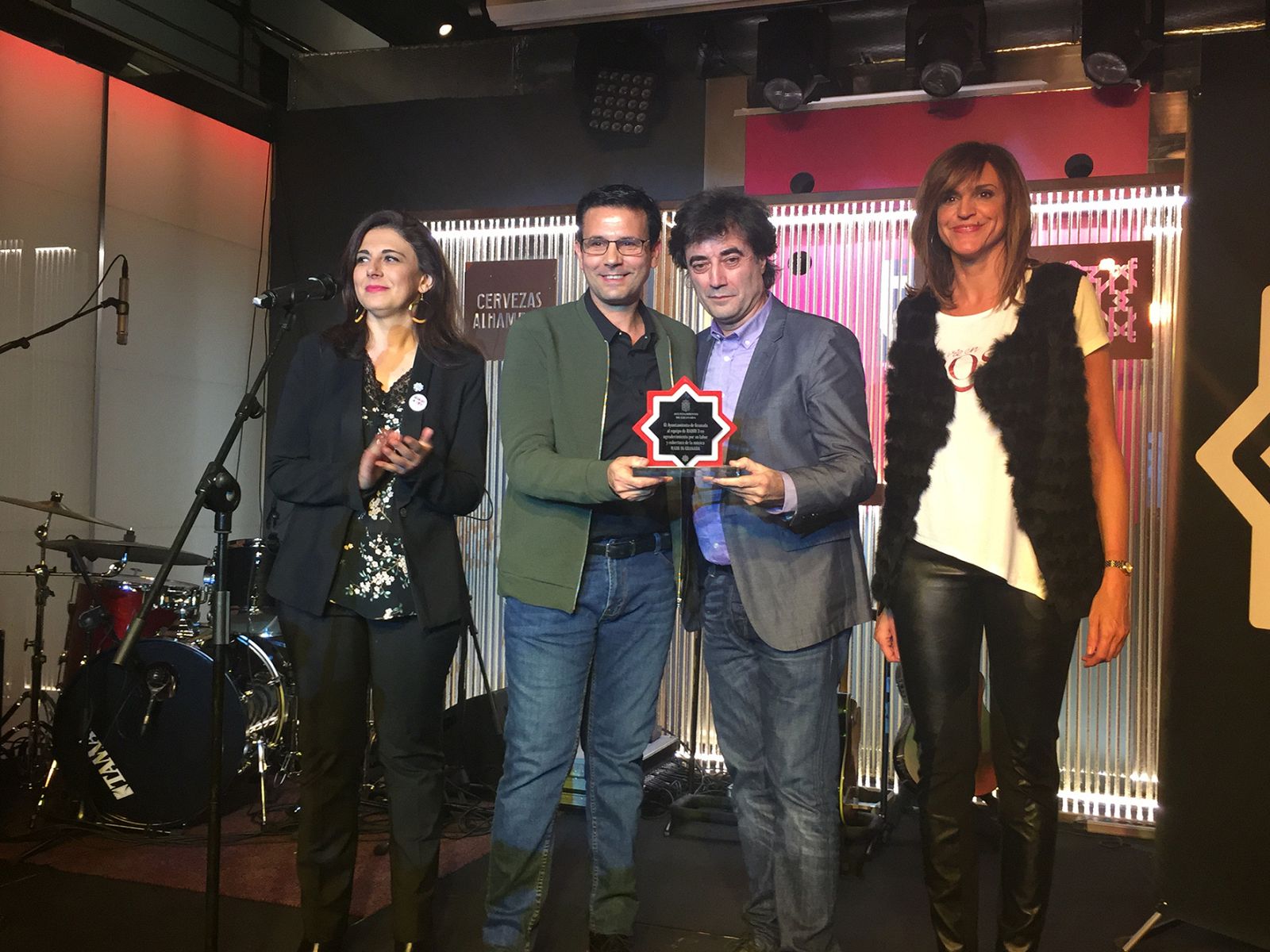 El director de Radio 3, Tomás Fdo. Flores, recogiendo el galardón del Ayuntamiento de Granada