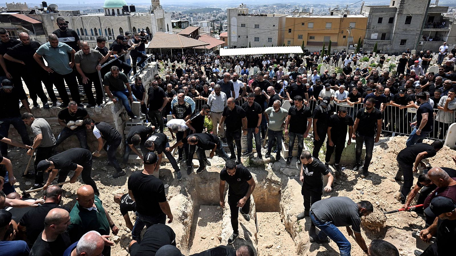 Familiares y amigos asisten al funeral de una familia israelí que murieron en un ataque con misiles iraníes