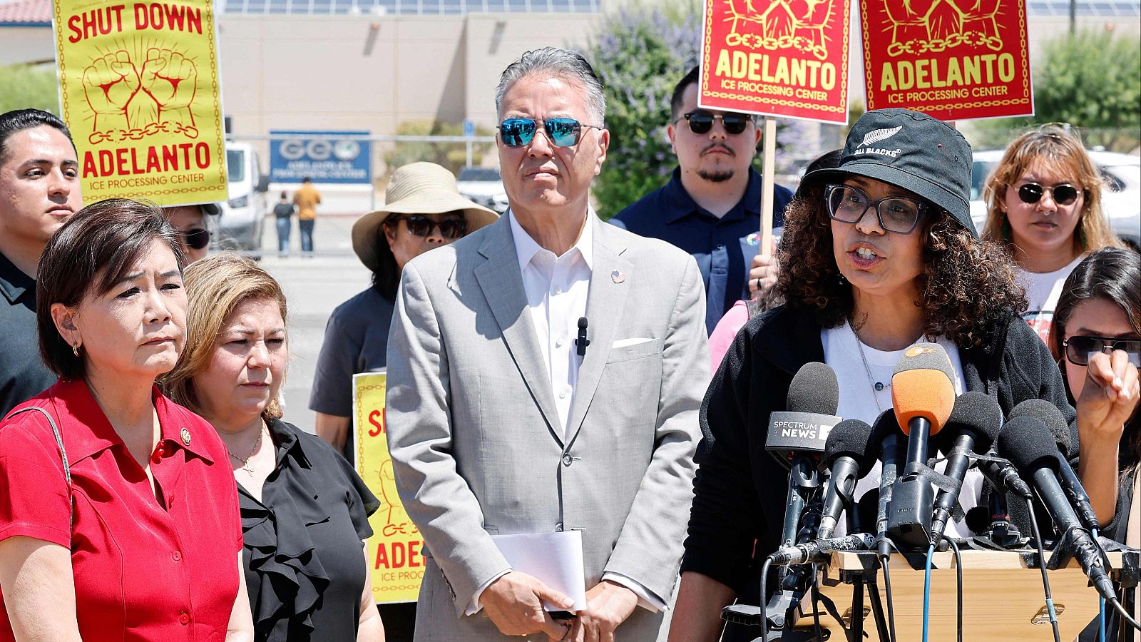 Congresistas demócratas durante una conferencia de prensa sobre la cárcel migratoria de Adelanto, California