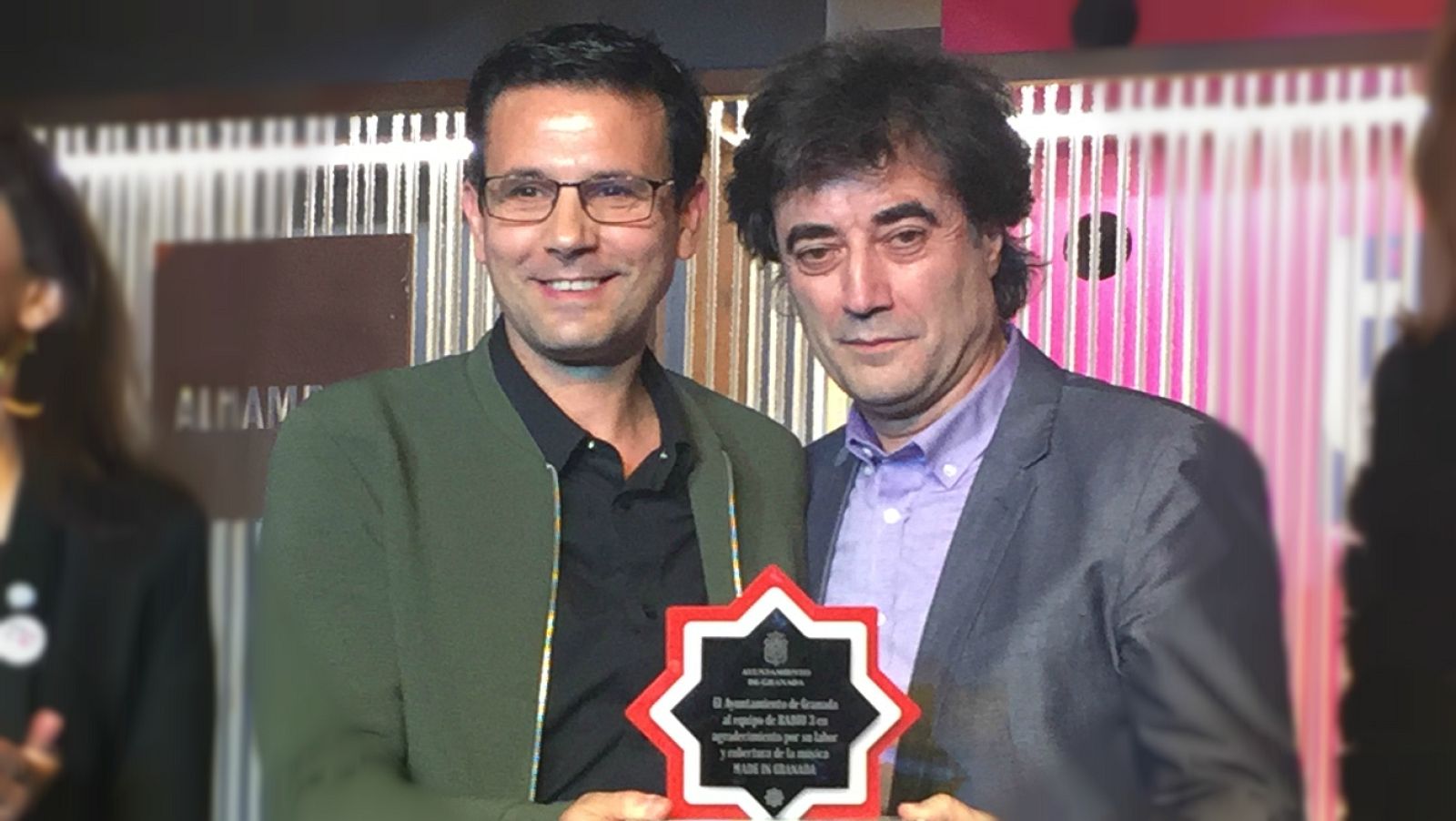 El director de Radio 3, Tomás Fdo. Flores, recogiendo el galardón del Ayuntamiento de Granada