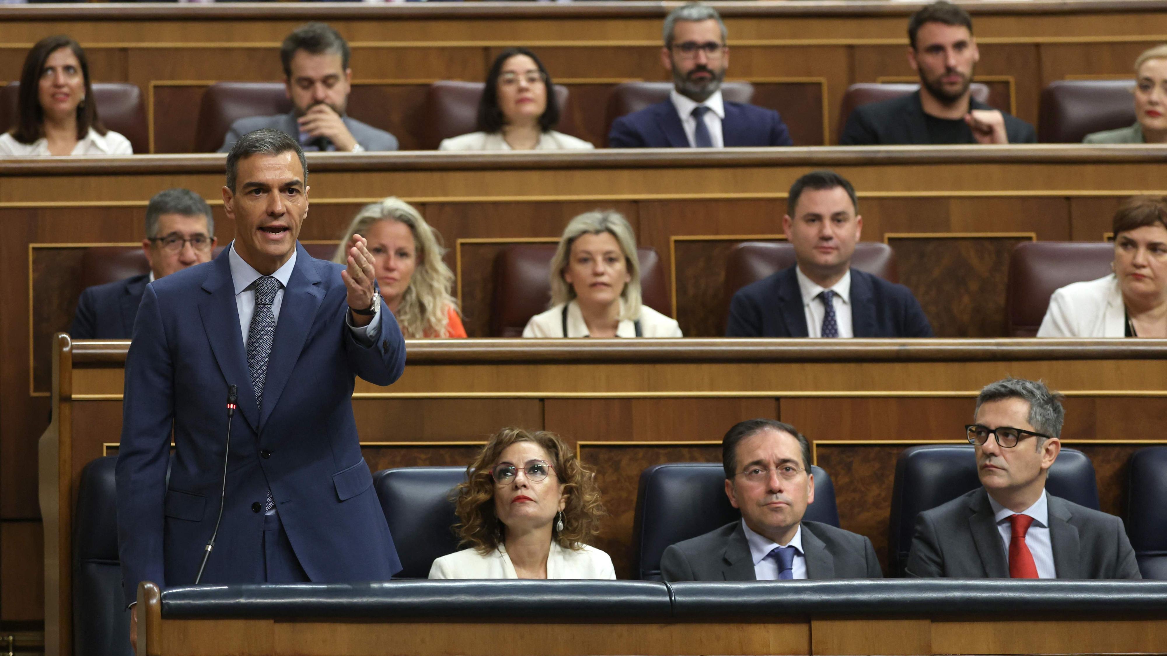 Sánchez ataca al PP por su "enciclopedia de corrupción" entre gritos de  "dimisión" y Feijóo avisa: "Cerdán no será el final"