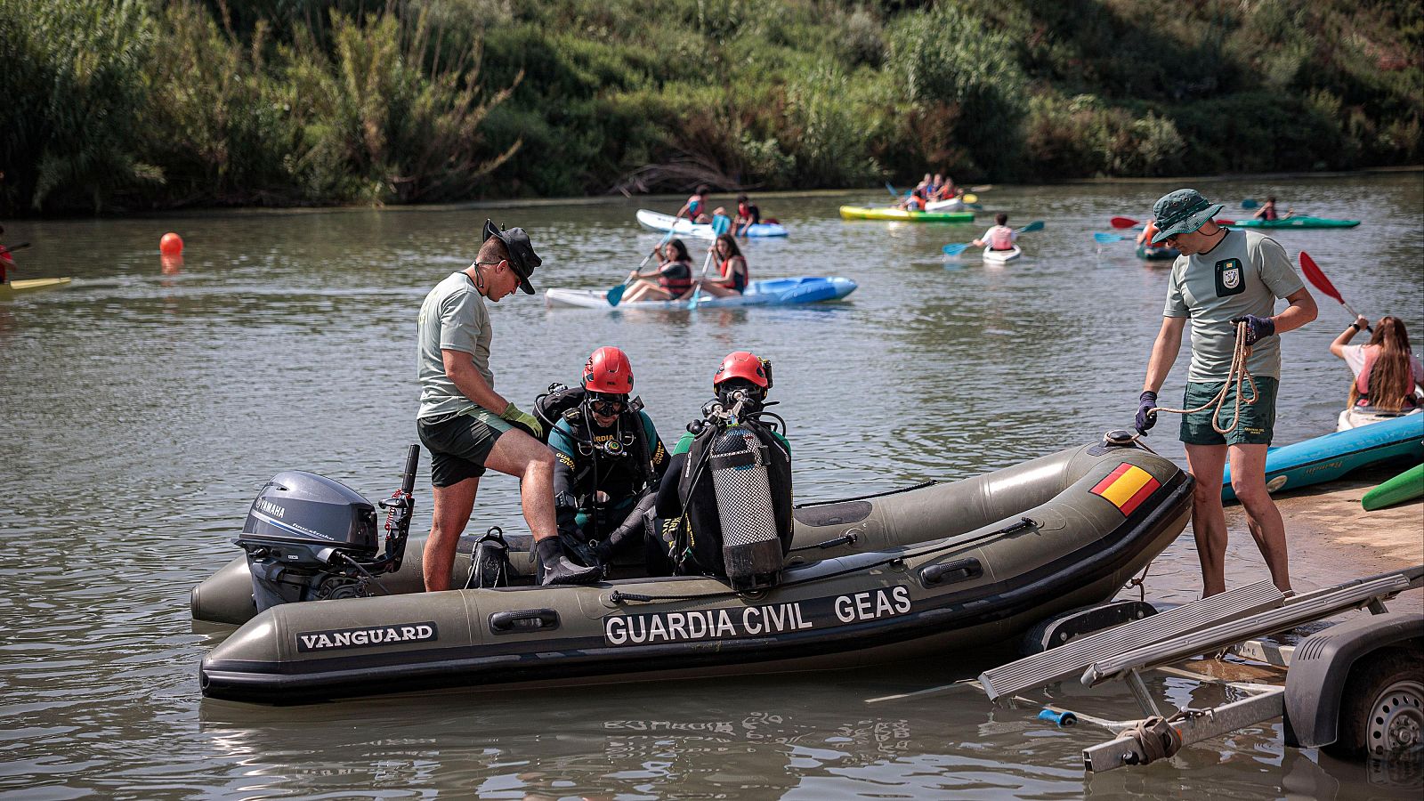 El GEAS de la Guardia Civil realiza una búsqueda en el río Júcar de un desaparecido por la dana