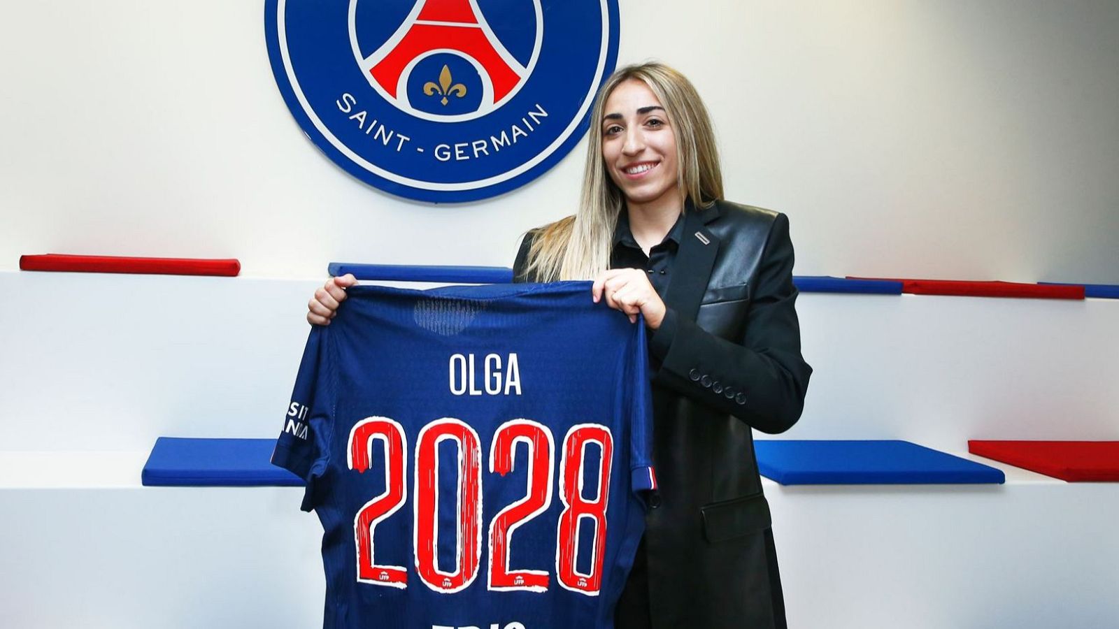 Olga Carmona posa con la camiseta del PSG con el 2028 (el año hasta el que ha firmado) a modo de dorsal