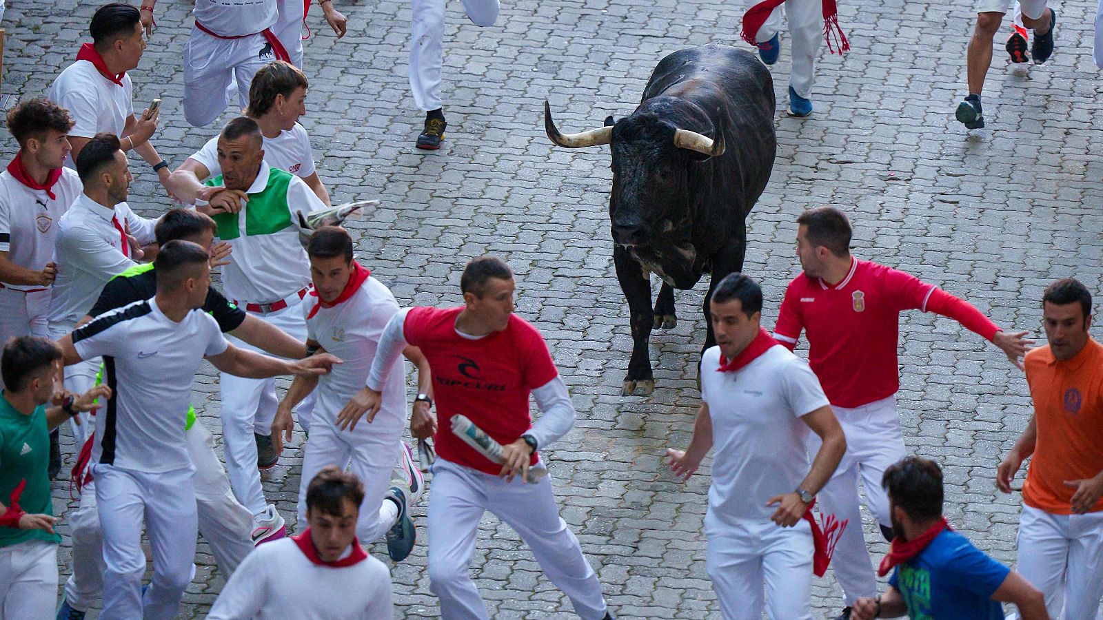Corredores en un encierro de San Fermín