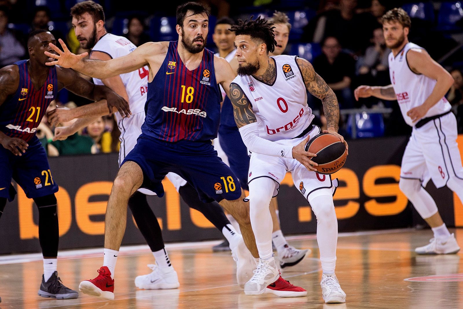 El base italiano del Brose Bamberg, Daniel Hackett (d), lucha el balón con el alero-pívot del FC Barcelona, Pierre David Oriola (i), durante el partido.