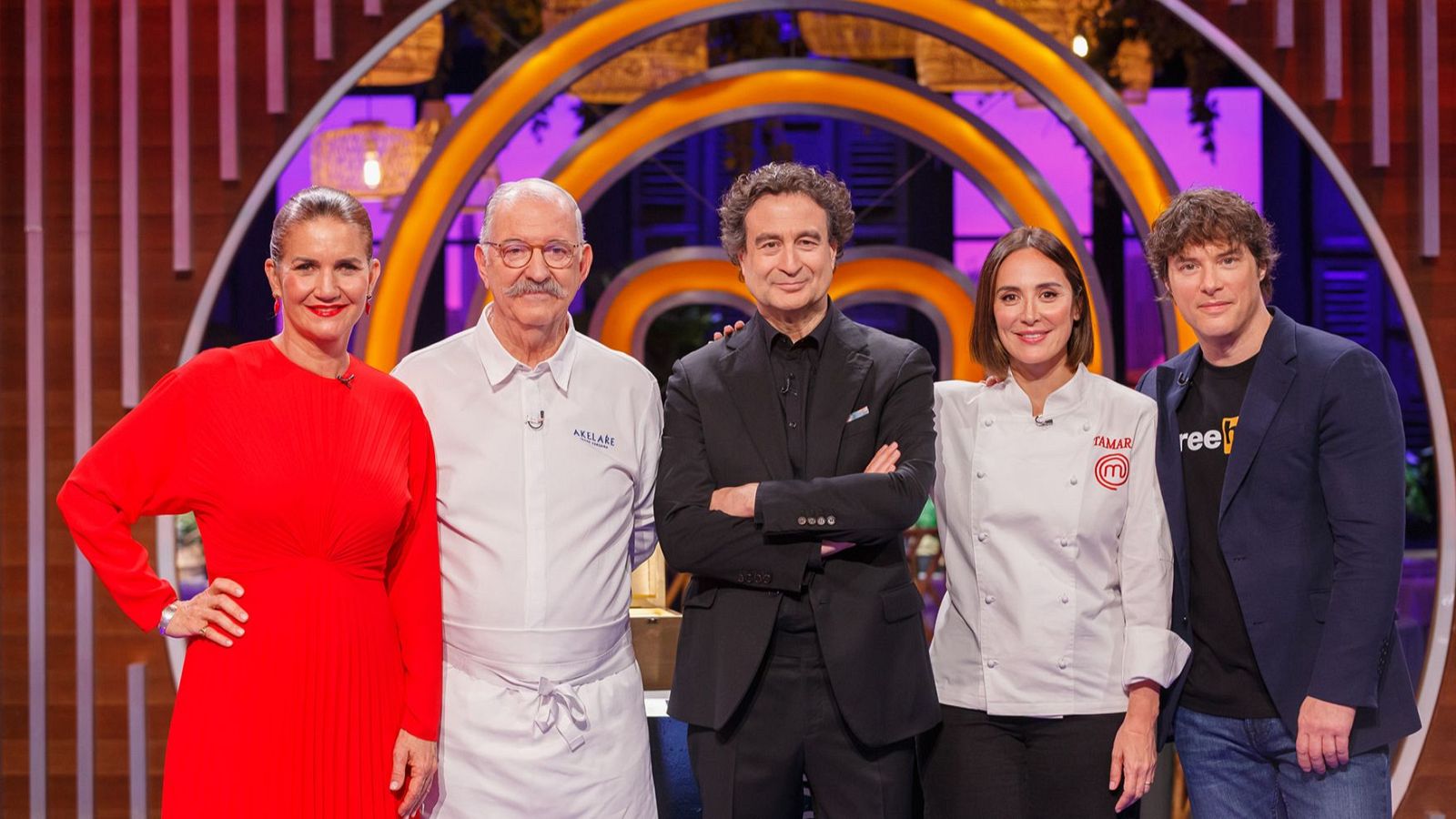 Jueces y presentador de Masterchef 13 posan en el plató, con Samantha en vestido rojo y Pepe y Jordi con chaquetillas de chef. El presentador viste chaqueta azul marino.
