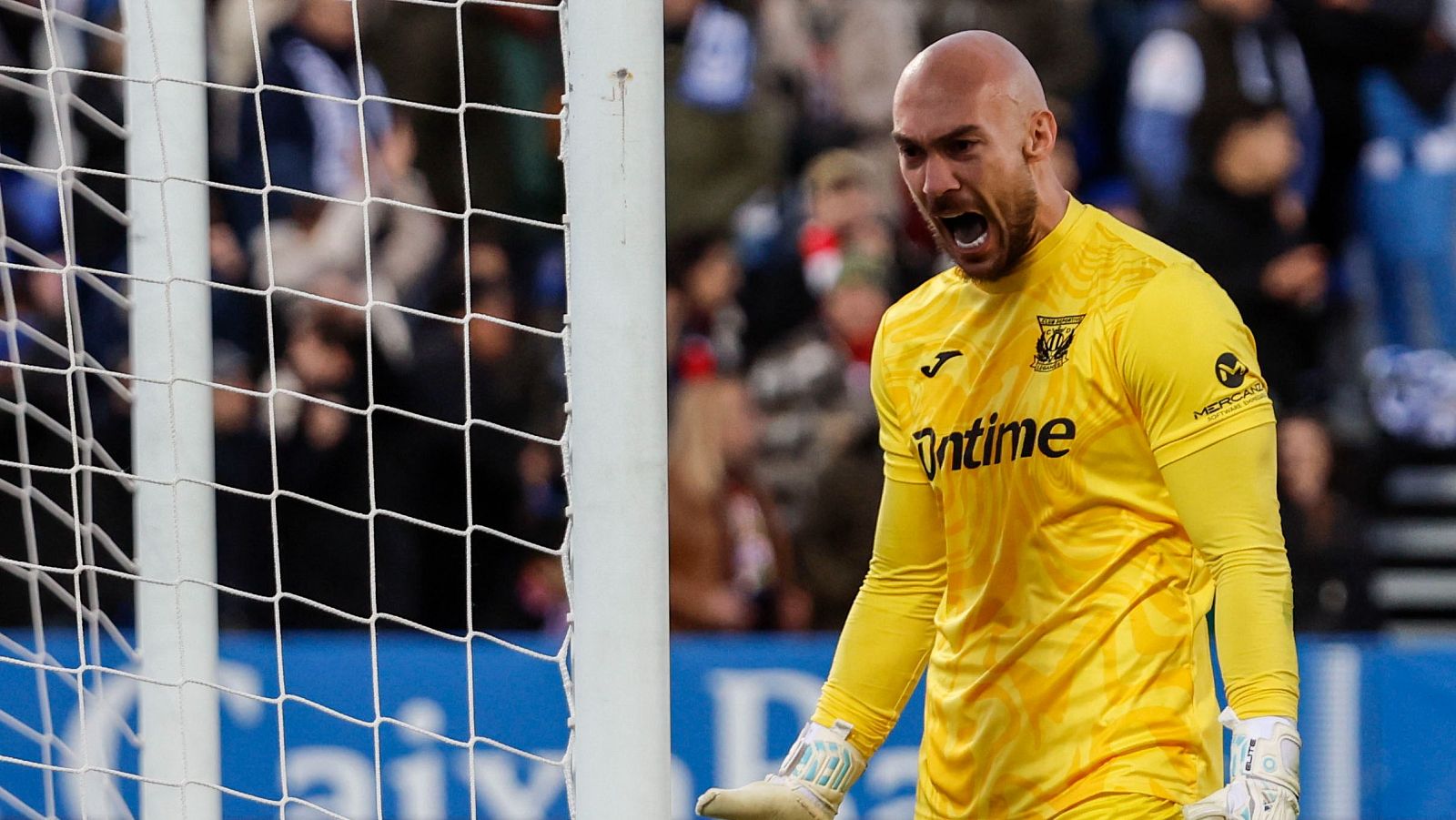 Marko Dmitrovic en un partido de la temporada 2024/25 defendiendo la portería del CD Leganés