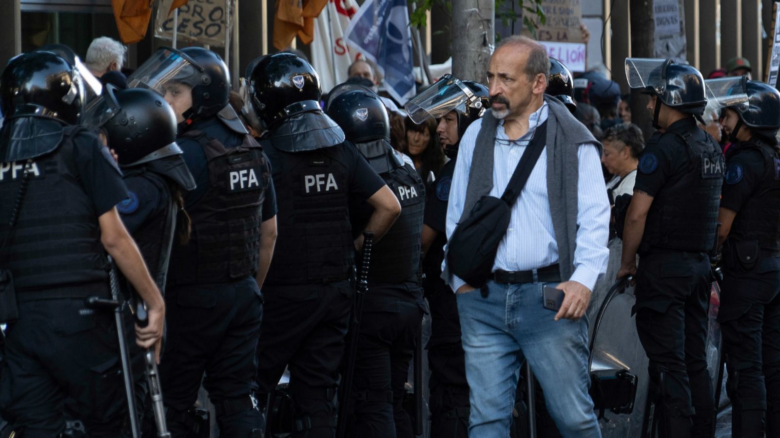 Periodista argentino Fabián Waldman dando cobertura a una protesta.
