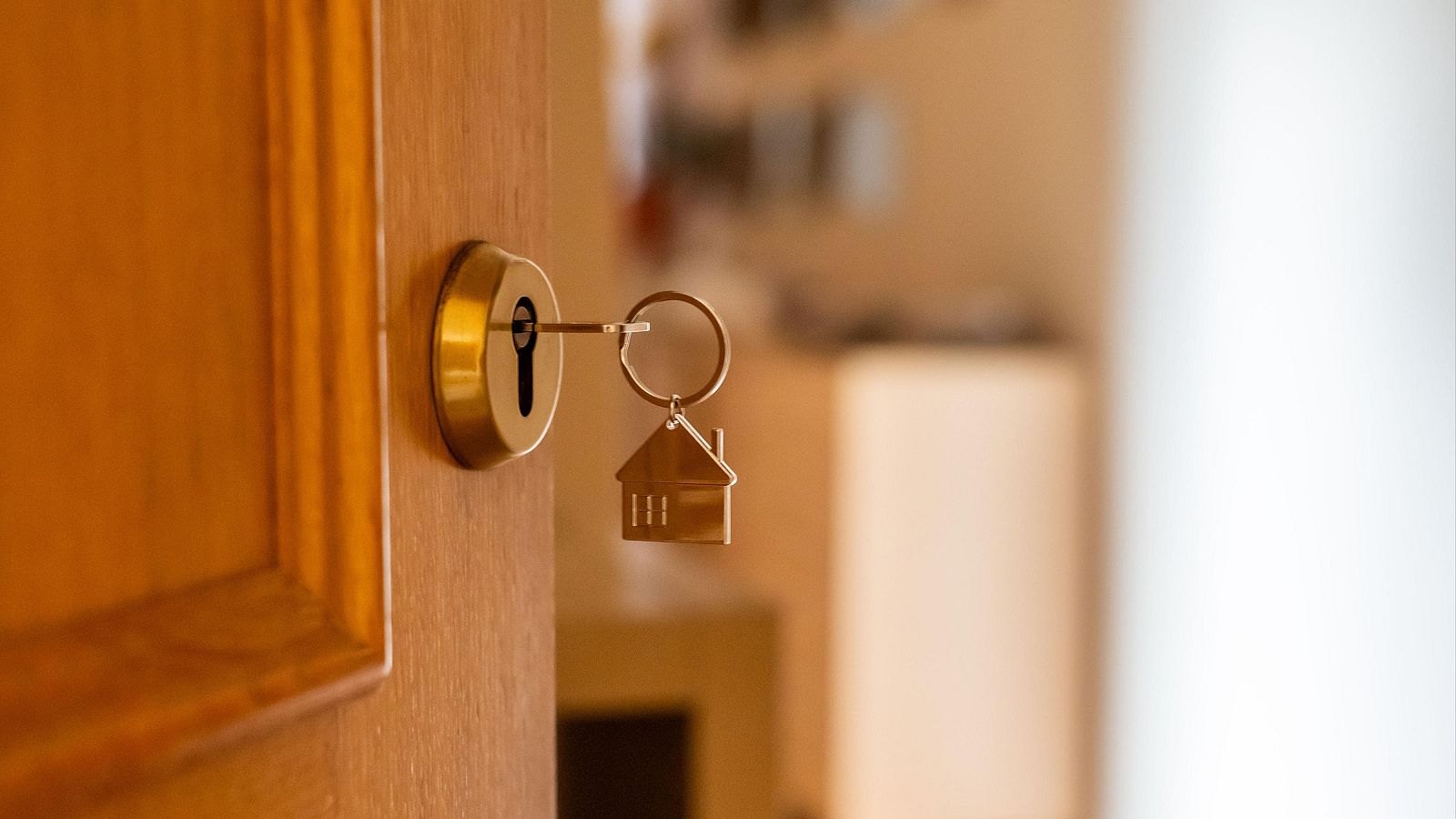 La firma de hipotecas aumenta un 14,4% mientras su importe medio sigue al alza, un 12,4%