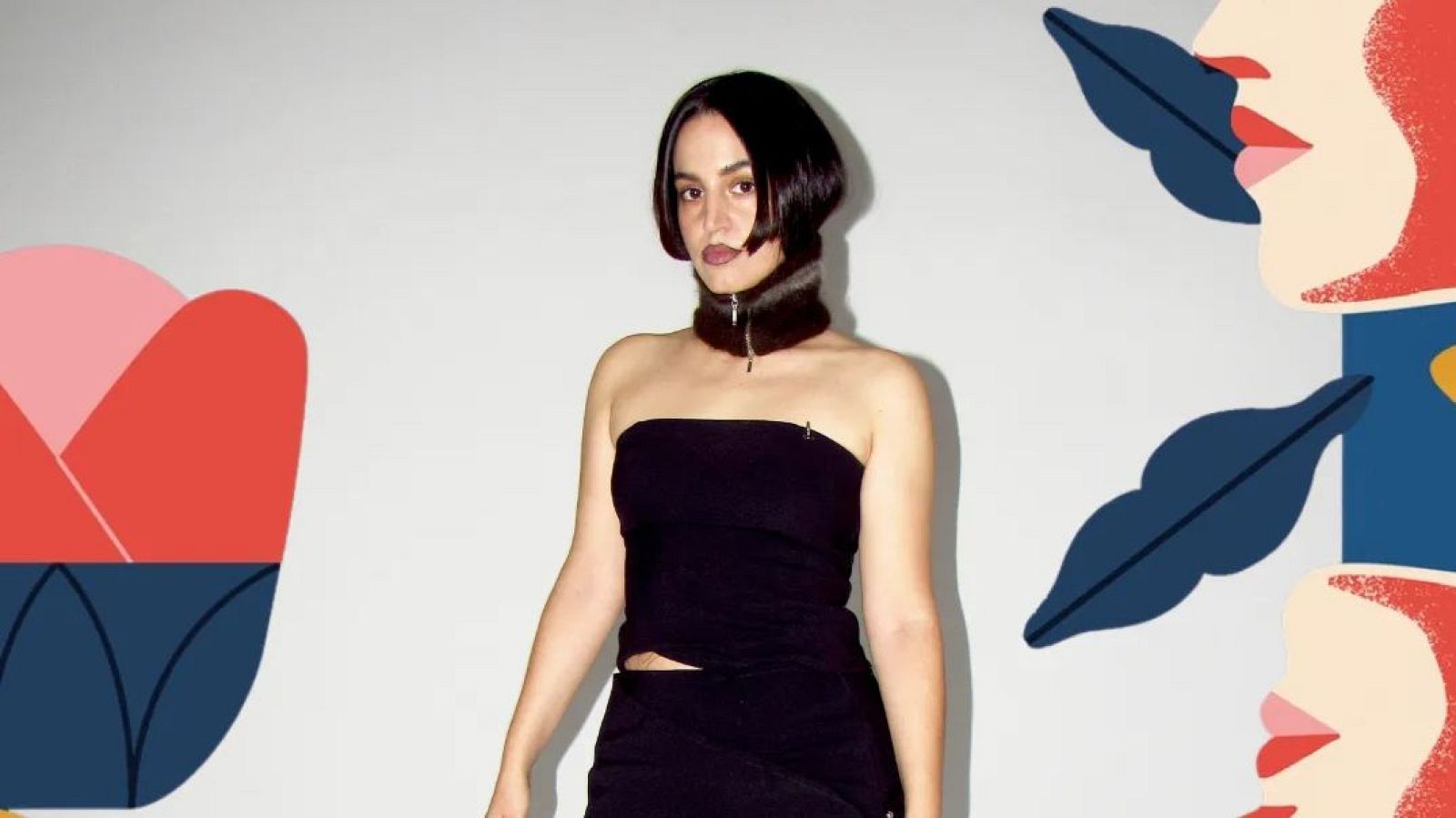 Retrato de María Arnal con atuendo oscuro y collar; fondo con diseños abstractos en tonos rosas, rojos y azules.