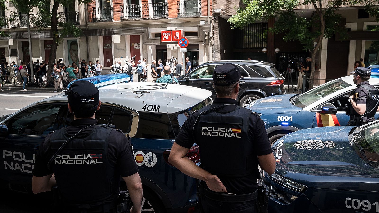 Agentes de Policía Nacional frente a la sede del PSOE de la calle Ferraz, a 20 de junio de 2025