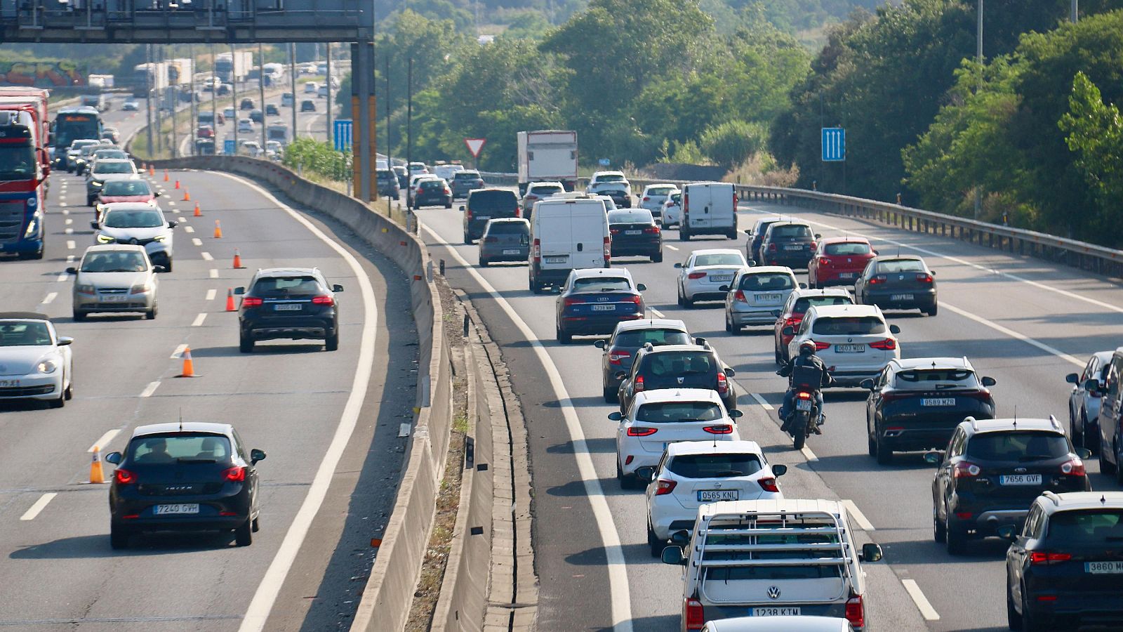Trànsit dens a l'AP-7 a l'altura de la Roca del Vallès en sentit Barcelona, amb carril reversible habilitat en el primer pont de juny | ACN