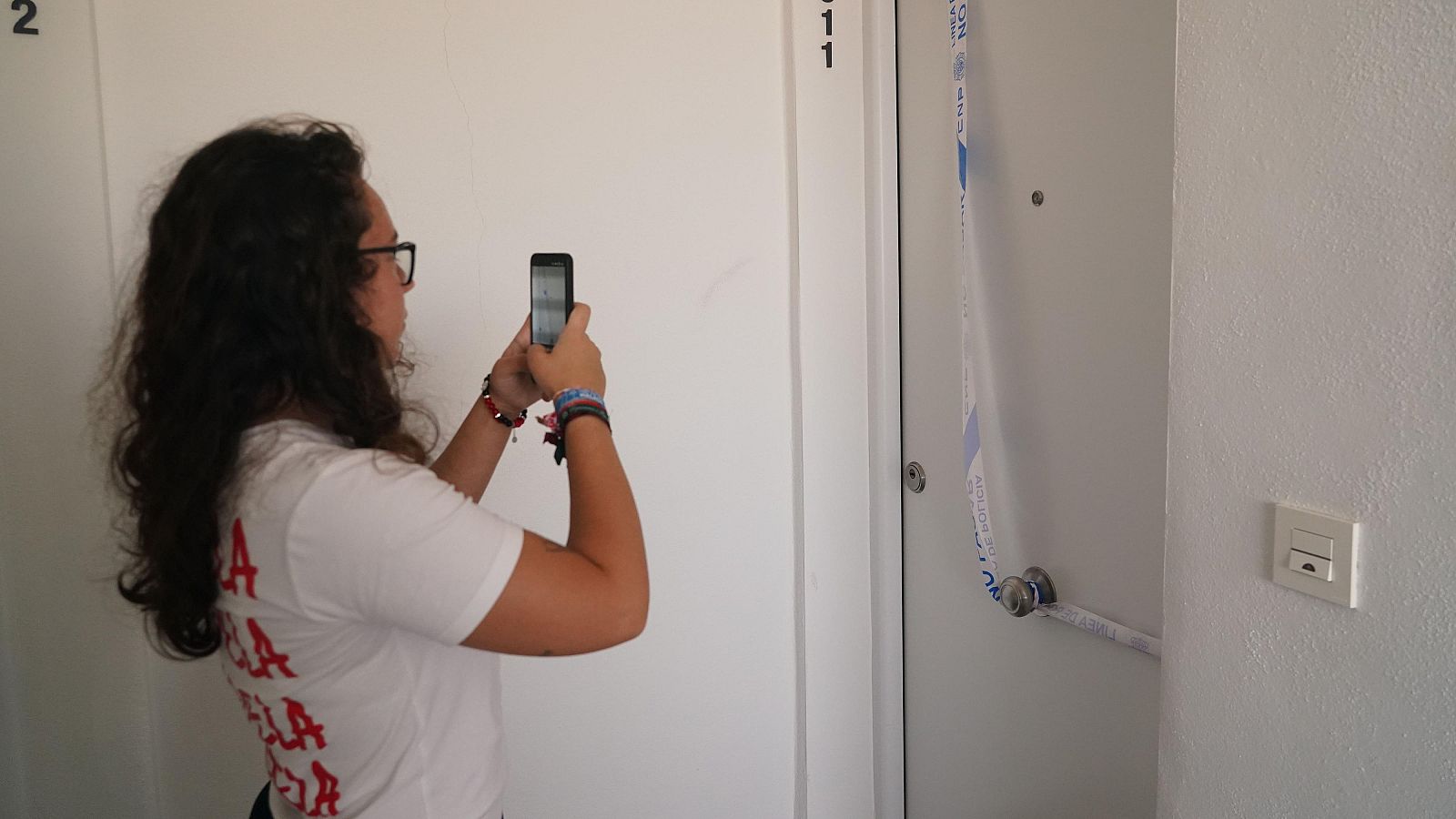 Puerta de la vivienda donde fue encontrado el cuerpo con signos de violencia