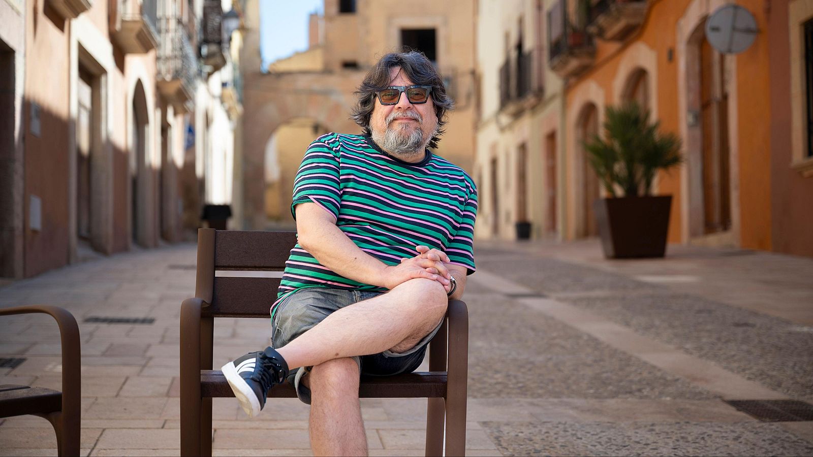 Juan Cruz assegut a un banc al carrer