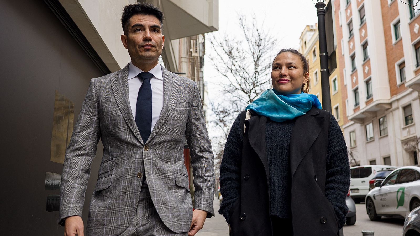 La actriz Elisa Mouliaá (d) y su abogado Alfredo Arrién (i) en una imagen de archivo