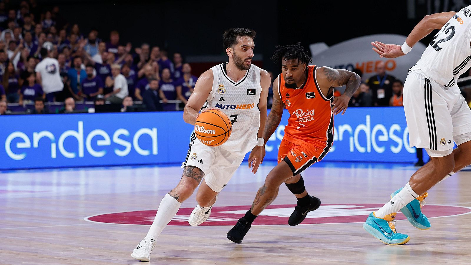 El Real Madrid vence a Valencia Basket en el primer partido de la final de la Liga Endesa