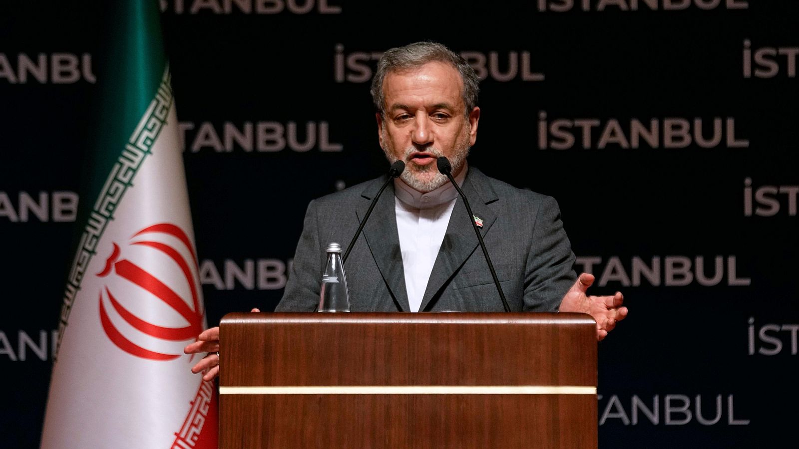 Araghchi en una conferencia de prensa en Estambul tras el ataque EE.UU. a Irán
