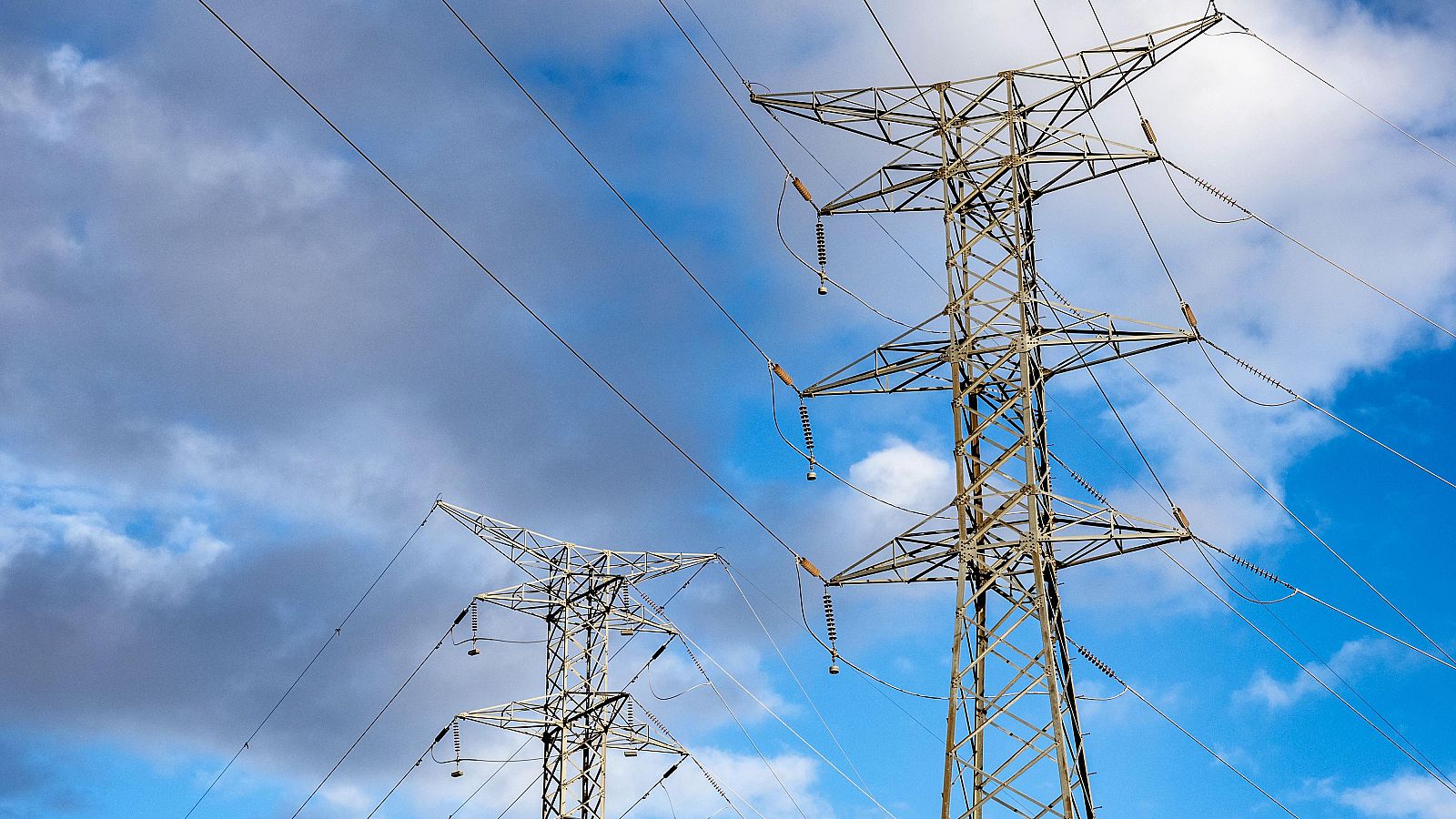 El Gobierno aprobará un real decreto-ley para reforzar el sistema eléctrico