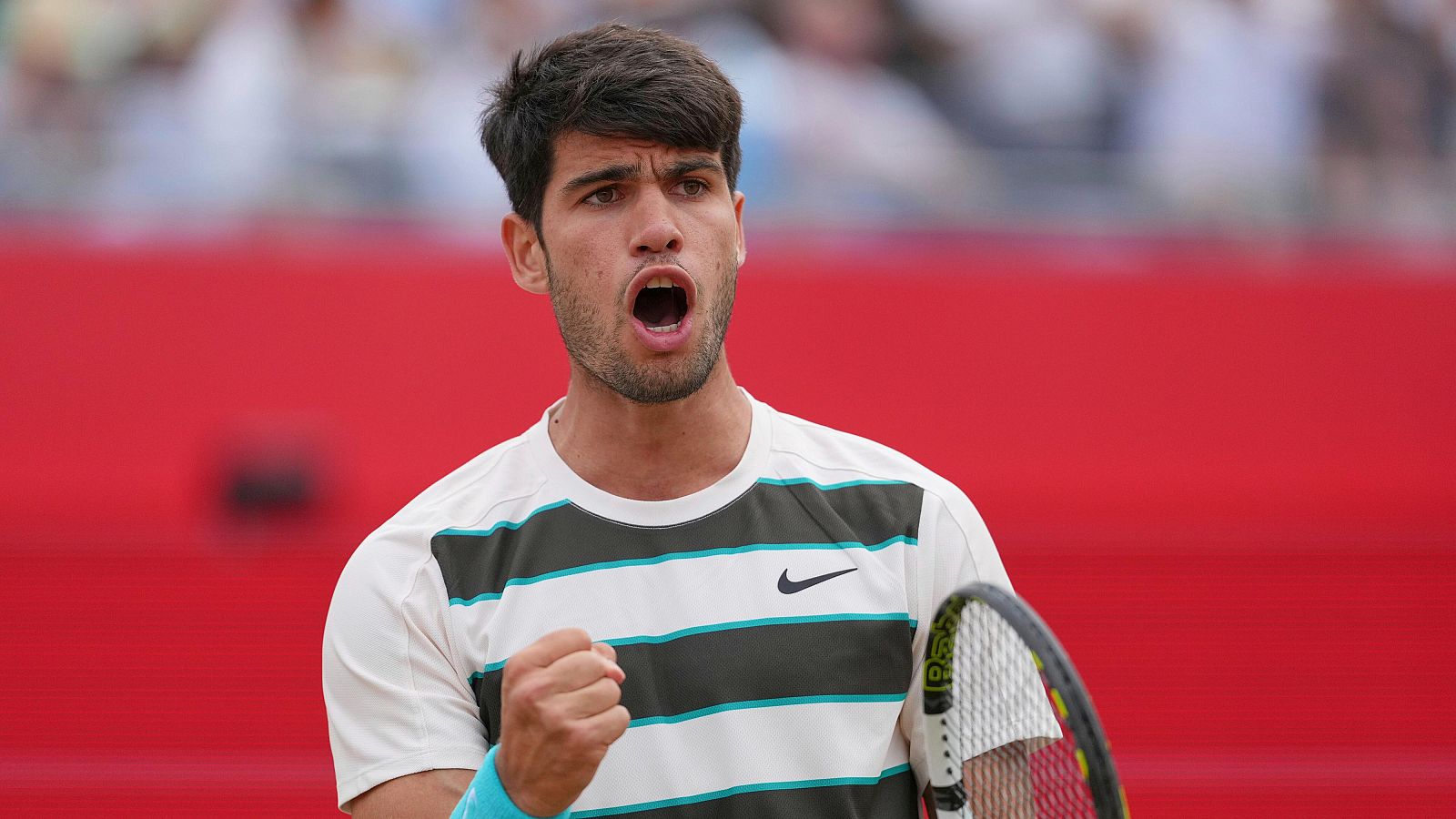 Carlos Alcaraz celebra un punto contra Jiri Lehecka en la final del torneo de Queen's