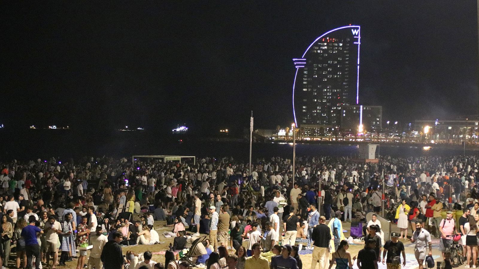 La platja de la Barceloneta durant la revetlla de Sant Joan 2024