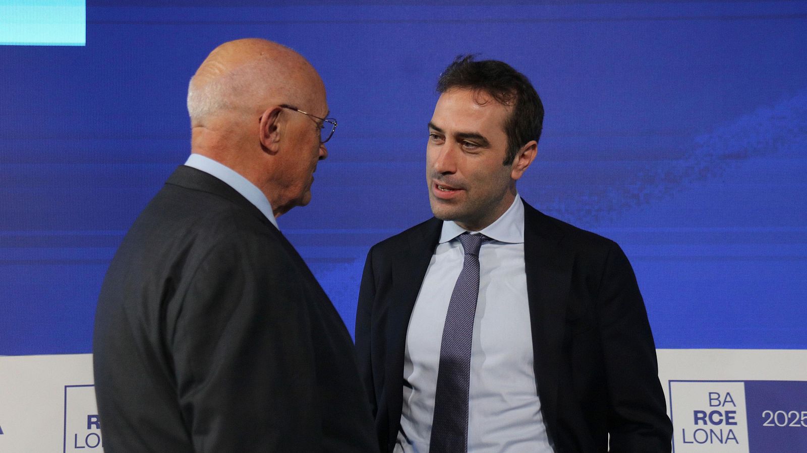 El president del Banc Sabadell, Josep Oliu, amb el ministre d'Economia, Carlos Cuerpo