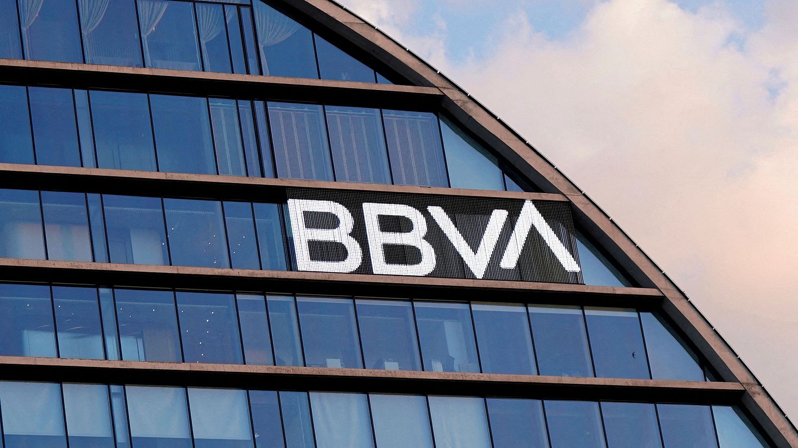 El Gobierno decide el futuro de la opa del BBVA ante la atenta mirada internacional