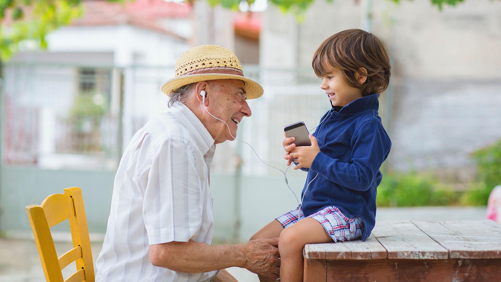 Quina edat té la teva ànima? Fes el test generacional de ‘Xavifònia’