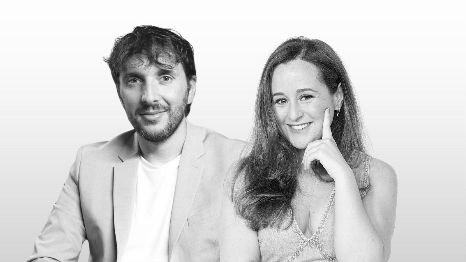 Molo Cebrián y Lorena Macías sonríen a cámara en una foto en blanco y negro. Él lleva americana clara y ella una prenda con escote.